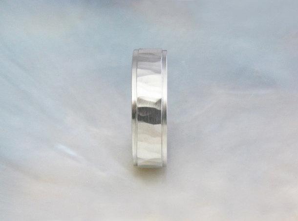 Mariage - 6mm wedding band in 14k white gold -- hammered with stepped edges -- mens wedding ring