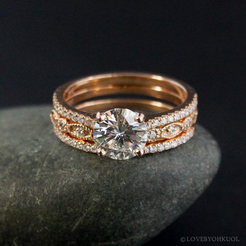 زفاف - Forever Brilliant Moissanite Halo Diamond Engagement Ring – Miligrain Lear and Micro Pave Diamond Half Eternity Band – Set