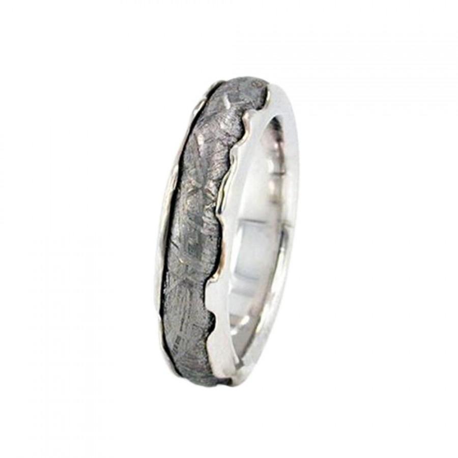 زفاف - Meteorite White Gold Ring, Modern Wavy Profile Setting, Unique Unisex Wedding Band