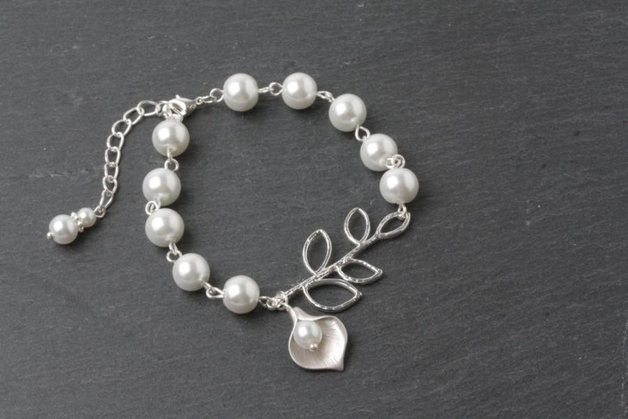 Hochzeit - Bridesmaid bracelet, calla bracelet, white pearl bracelet, white wedding jewelry, bridesmaid gift, maid of honor gift, silver calla