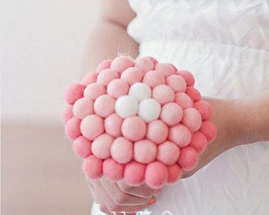 Mariage - Wedding Bouquet Ombre, Coral Pink Peach Craspedia Bridal Flowers, Needle Felt, Everlansting, Billy Button Balls, Country Bride Unique