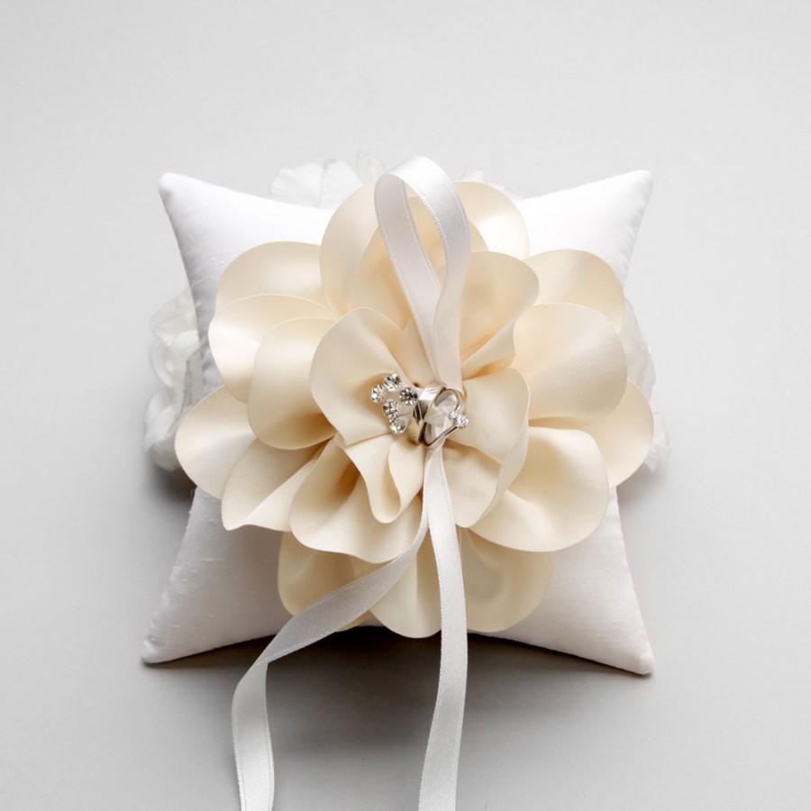 Свадьба - Ivory ring pillow, wedding ring bearer pillow, champagne ring pillow, wedding decor - Sellena