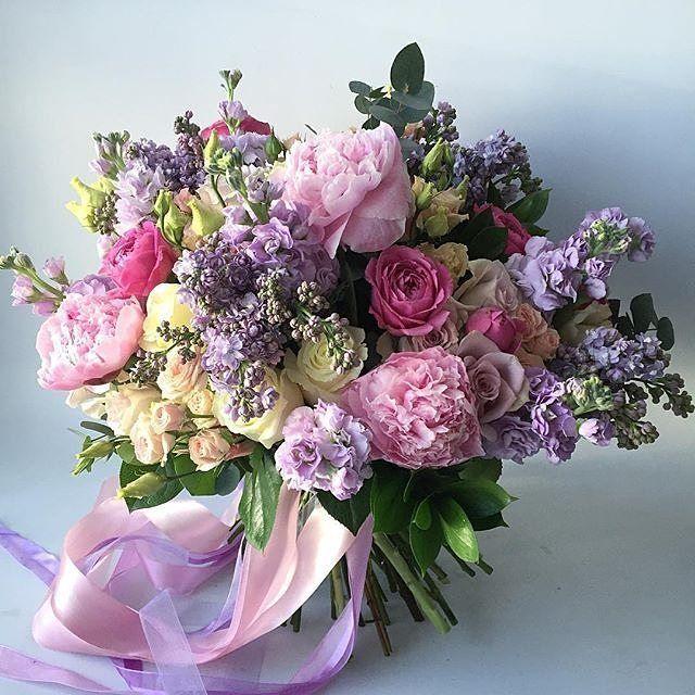 زفاف - StrictlyWeddings On Instagram: “Amazing Bridal Florals From @kristinakaberne Has A Vibrant Touch!      …”