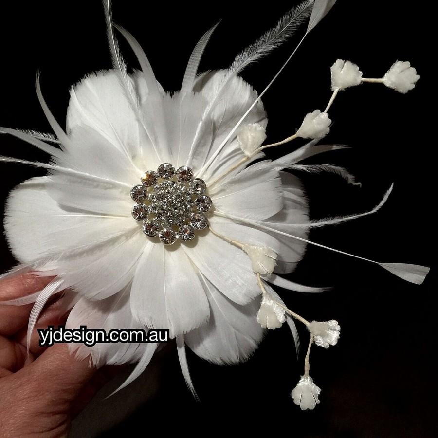 زفاف - Ivory Wedding Fascinator, White Flower Hair Clip, Bridal Hair Comb, Feather Dress Brooch, NIRVANI