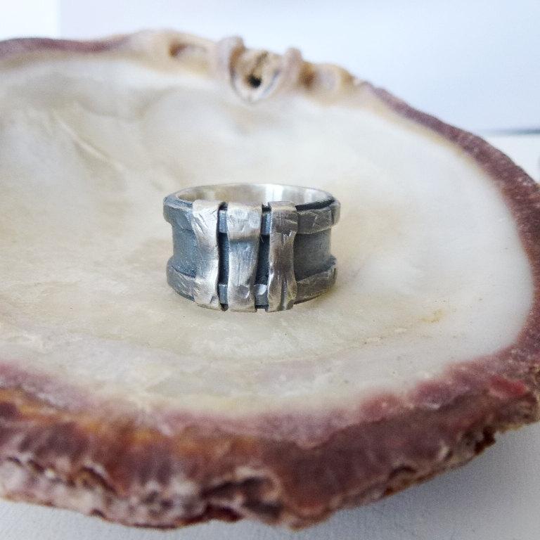 زفاف - Rustic hammered men's ring, Blackened wedding band, Sterling silver wedding ring, Oxidized Silver Wedding Ring, Artisan ring