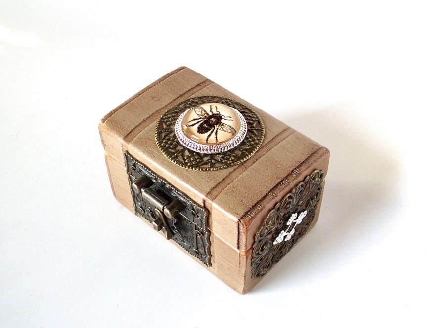Wedding - Engagement Ring Box - Honey Bee - Queen Bee - Cottage Chic Rustic Ring Bearer Box - Bee Keeper