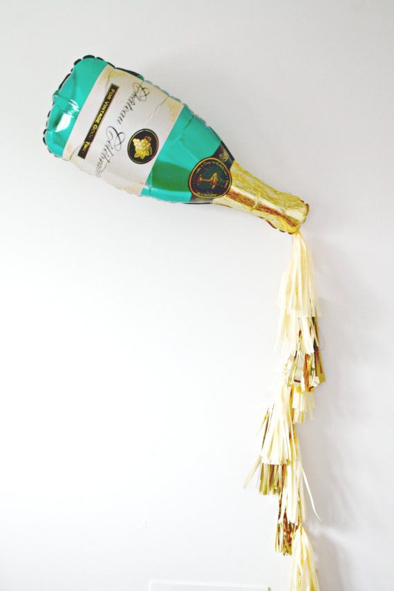 Mariage - New Years Eve Champagne Bottle Tassel Balloon, New Years Eve Decor, Photo Booth Prop, Gold And Champagne Backdrop, Pop Clink Fizz