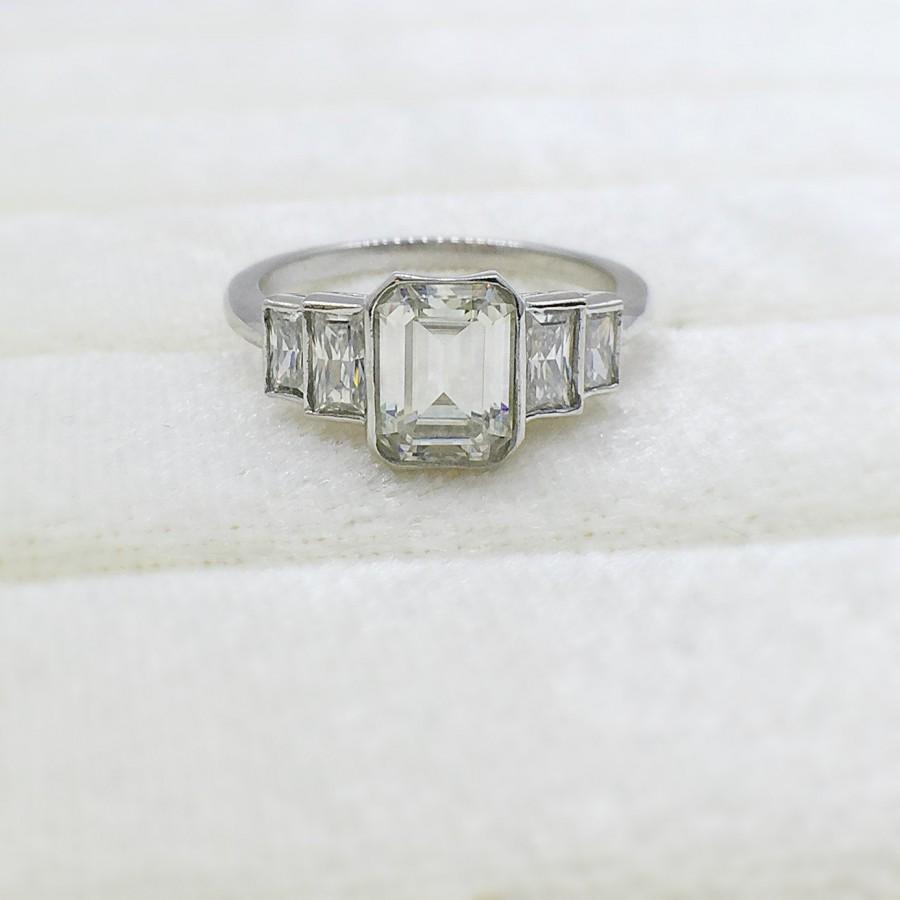 زفاف - Emerald and Baguette Forever Brilliant Moissanite 5 Stone Ring