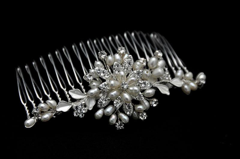 Hochzeit - Elegant  Bridal Hair Comb, Bridal Hairpiece, Pearl Hair Comb, Bridal Head Piece, Floral Hair Comb, Floral Hairpiece
