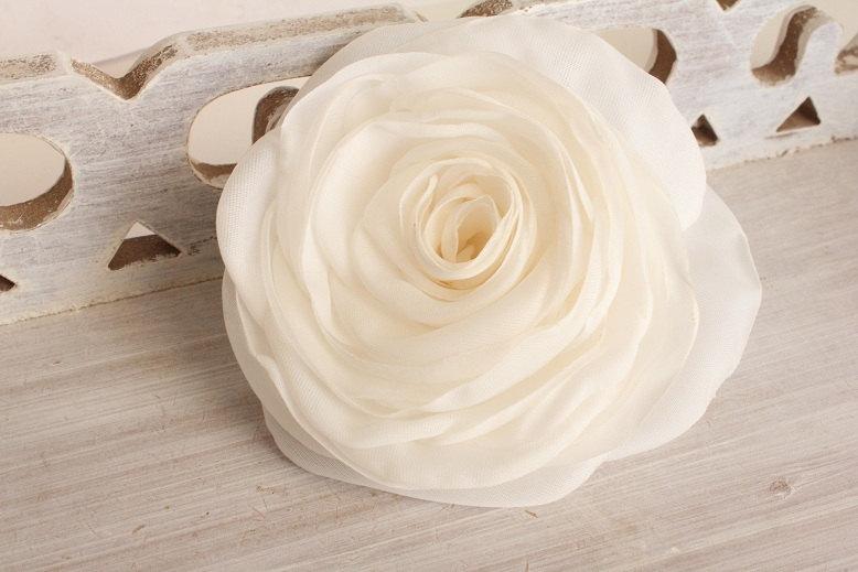 Hochzeit - Ivory flower, bridal hair clip, wedding hair accessories, pastel flower, bridal hairpiece