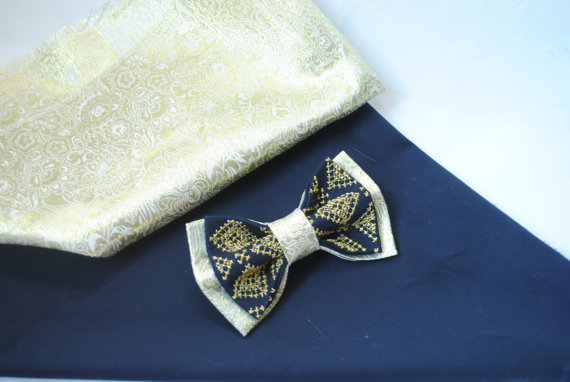Mariage - Gold brocade navy blue bow tie with gold embroidery For wedding in navy gold colours pallette Groomsmen bowties For groom Sparkle men's gift