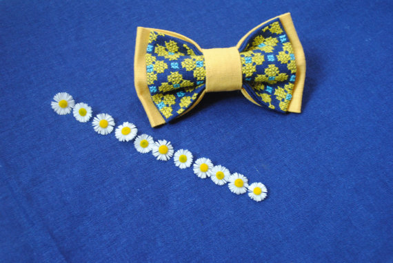Mariage - EMBROIDERED pale yellow blue bowtie Pretied bow ties Floral pattern Blue yellow colours Handmade accessories Girls bows Linen Flax Neckties