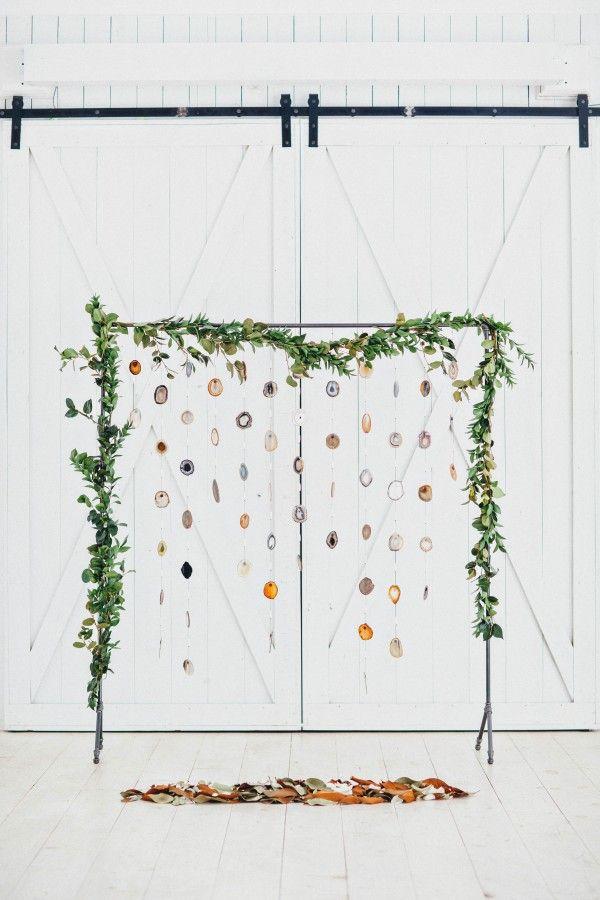 Hochzeit - This Agate Slice Ceremony Backdrop Is Even Prettier Than It Sounds