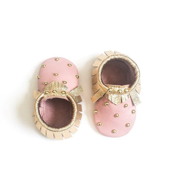 Свадьба - Baby Moccasins, Toddler Moccasins - Pink & Gold Studded Baby Moccasins, Toddler Moccs, Leather Moccasins, Crib Shoes, Baby Moccasin Shoes