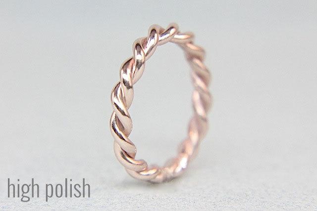 Свадьба - 14K Rose Gold Rope Stacking Ring - Hand Twisted Design - Eco-Friendly Recycled Wedding Band