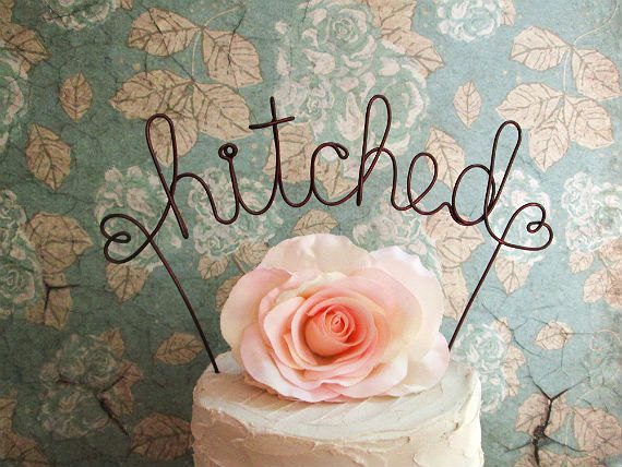 Hochzeit - HITCHED Cake Topper Banner - Shabby Chic Wedding, Rustic Wedding Decoration, Barn Wedding Cake Topper, Garden Party