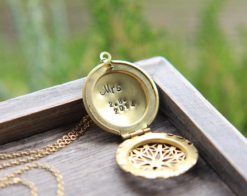 Свадьба - Mrs necklace, Mrs Locket, Personalized Locket, Personalized Necklace, Bridal Shower Gift, New Bride Gift, Honeymoon necklace, Hand stamped