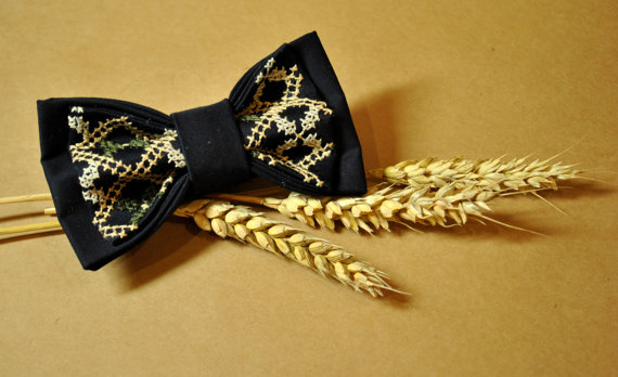 Свадьба - Bow tie Embroidered men's bowtie Navy Blue Green Beige pattern Pre tied bow tie Groom's bow tie Eco friendly bow tie in cross-stitch Cotton