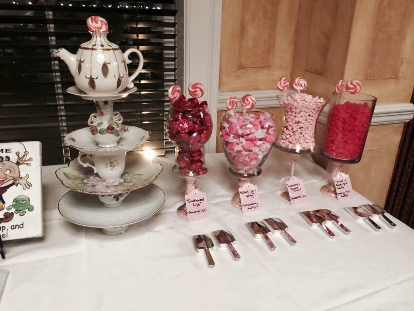زفاف - One of a kind Alice in Wonderland themed cupcake stand