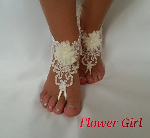 Mariage - Flower girl anklet , embrodeired, Beach wedding barefoot sandals, bangle, wedding , anklet , children's shoes , flower , kids , princess