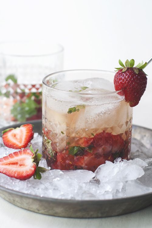 زفاف - Strawberry Mint Bourbon Smash