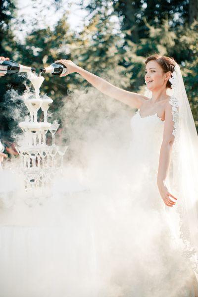 Hochzeit - 10 Photo-Worthy Moments To Recreate For Your New Year's Eve Wedding