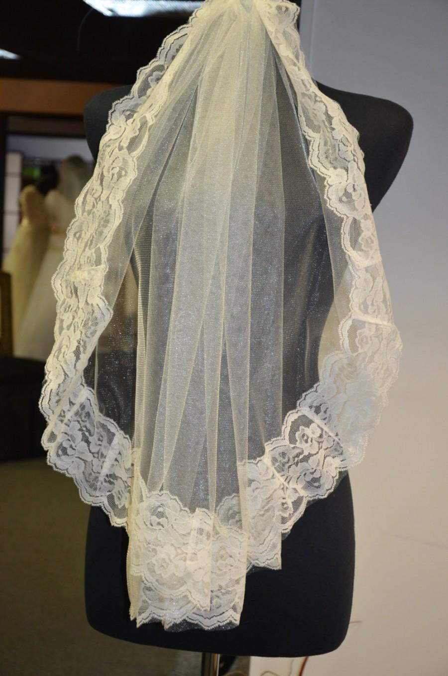 Mariage - Lace trim ivory veil. vintage wide lace trim veil. wedding bridal lace vintage veil.