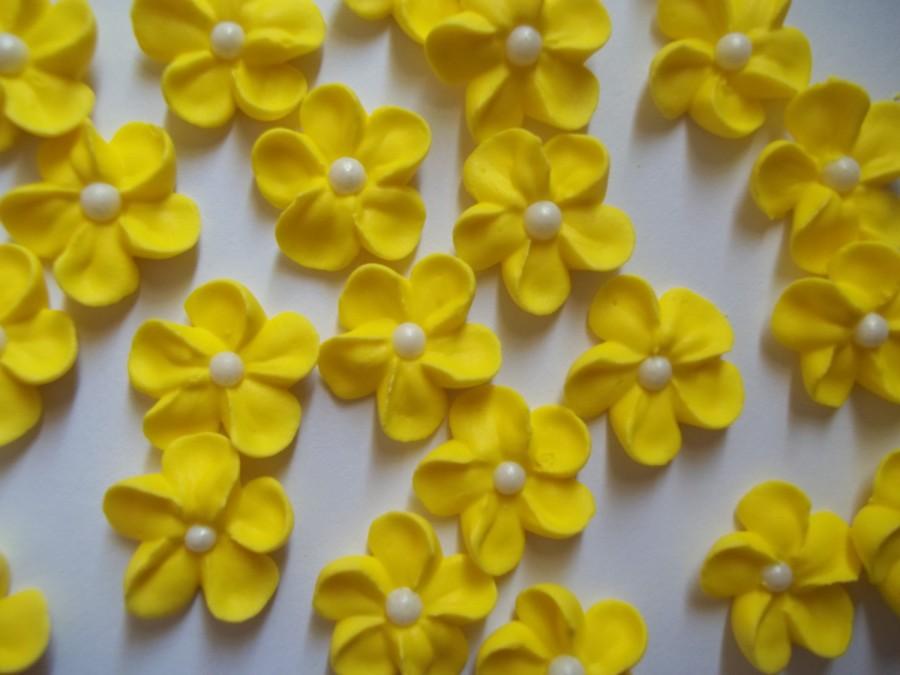 Hochzeit - Small yellow royal icing flowers -- Ready to ship -- Cake decorations cupcake toppers (24 pieces)