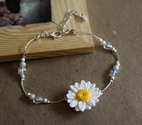 Hochzeit - Daisies White Flower and Pearls Bracelet, Daisies Bracelet, White Bridesmaid Jewelry, Daisies Jewelry, Summer Jewelry, Bridal Flowers
