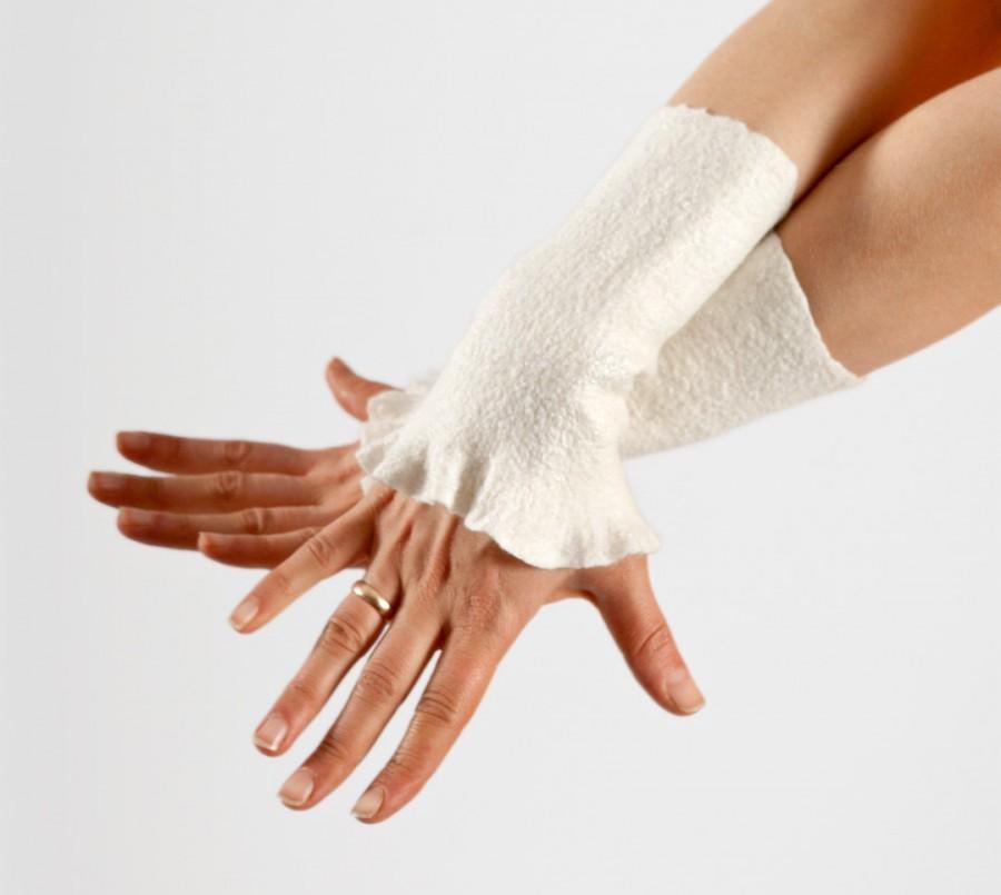 زفاف - Felted wrist warmers - wedding arm warmers - bridal gloves- natural wool handmade  arm  warmers - white - Christmas gift