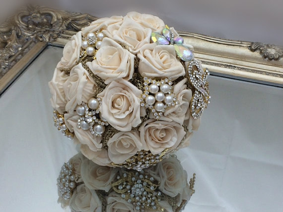 Mariage - Wedding bouquet vinatge style brooch and flower bouquet in gold and cream with pearls and organza made to order