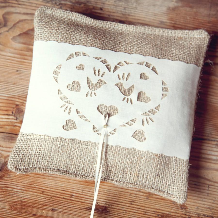 زفاف - Burlap wedding Ring pillow with love bird motif