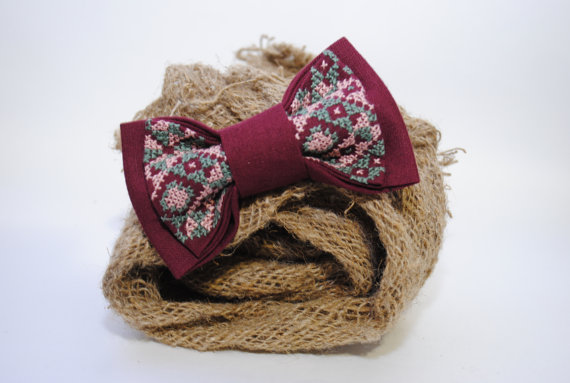 Свадьба - Mens bow tie Embroidered vinous bowtie Groomsman bowtie Burgundy marsala Men's bow tie Gifts under Linen Bowtie Purple Boys bowtie Bowties