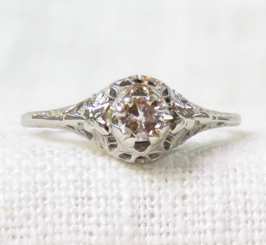 Hochzeit - Vintage 18k Gold Diamond Enagement Ring .25 Carat