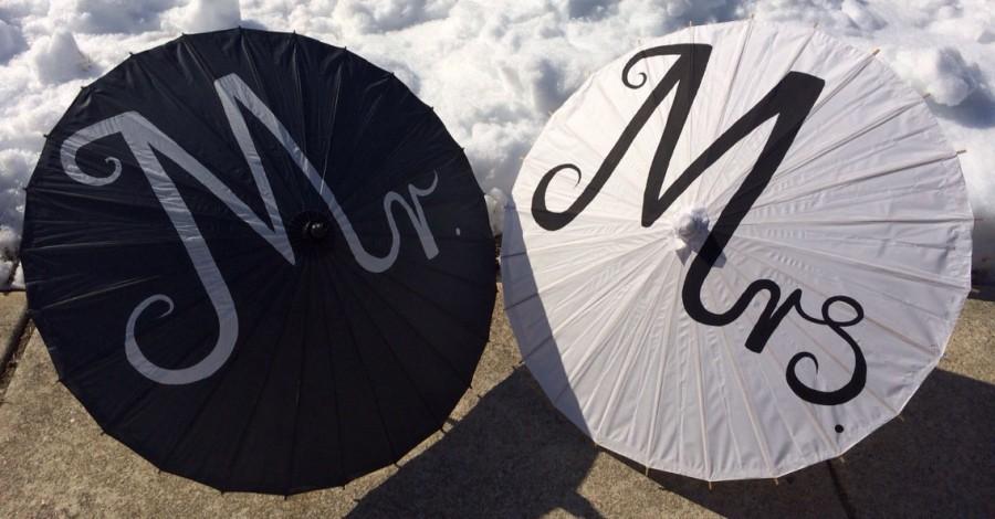 Свадьба - Mr & Mrs Paper Parasols for Wedding Pictures (Set of 2 Parasols), Wedding Decor, Destination Wedding, Beach Wedding, Paper Umbrella