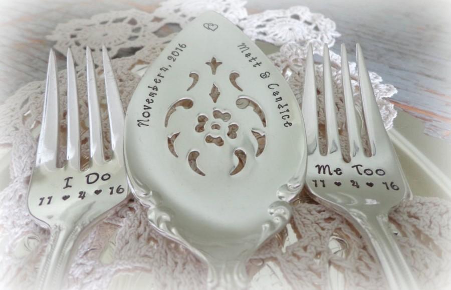 Hochzeit - Personalized Wedding Forks & Cake Server Gift Set. Custom Hand Stamped Vintage Silverware by PrettyAgnes.