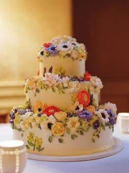 Hochzeit - Three layered flower decorated cake