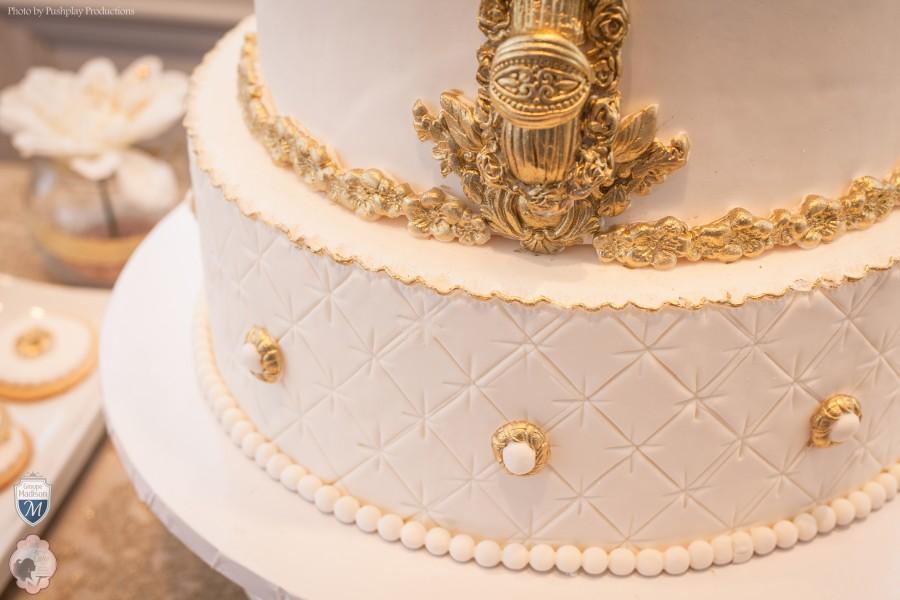 Mariage - Gold  & white  wedding cake
