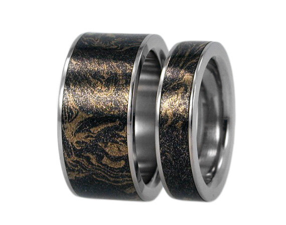 زفاف - 14K Gold and Black Titanium Ring with Mokume Gane inset, Unique Wedding Ring Set