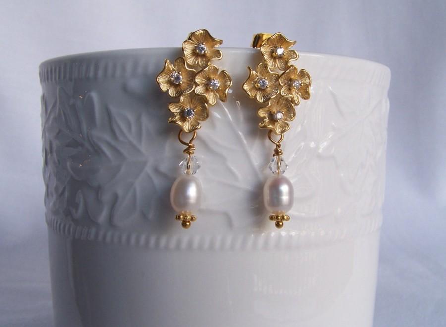 Свадьба - Gold Floral Bridal Earrings,Gold Floral Wedding Earrings, Gold Flower Crystal Earrings,Floral and Pearl Earrings,Bridal Drop Earrings,Bridal