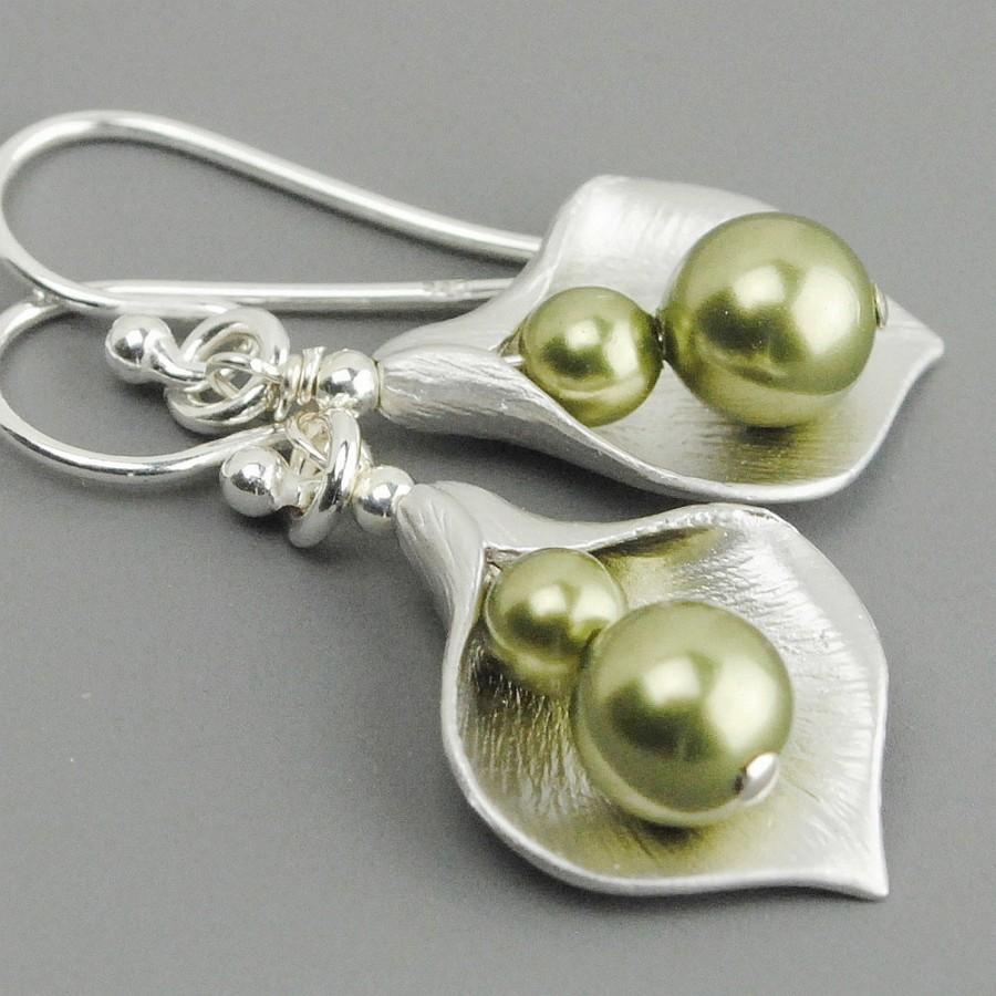 زفاف - Pearl Bridesmaid Earrings SET OF 5 - 10% OFF - Swarovski Green Pearl Drop Earrings - Pearl Bridesmaid Jewelry - Silver Calla Lily Earrings