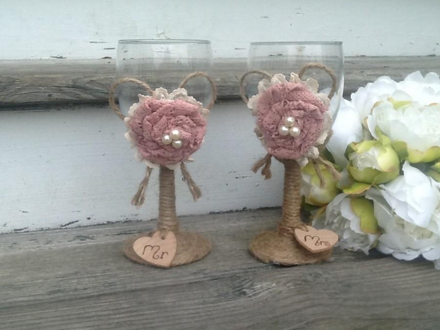 Свадьба - Personalized rustic wedding glasses, Mr and Mrs toasting flutes, burlap wedding bride and groom glasses
