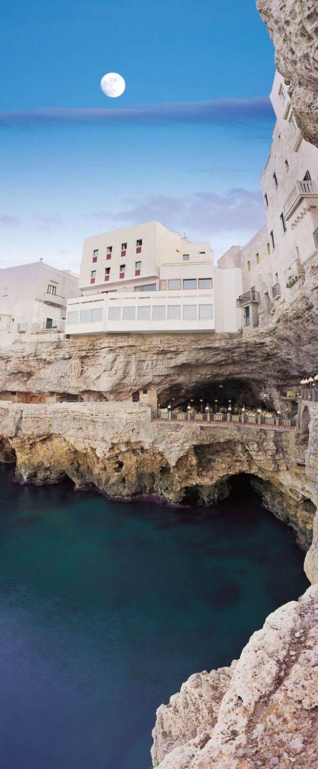Hochzeit - The Seaside Restaurant Set Inside A Cave