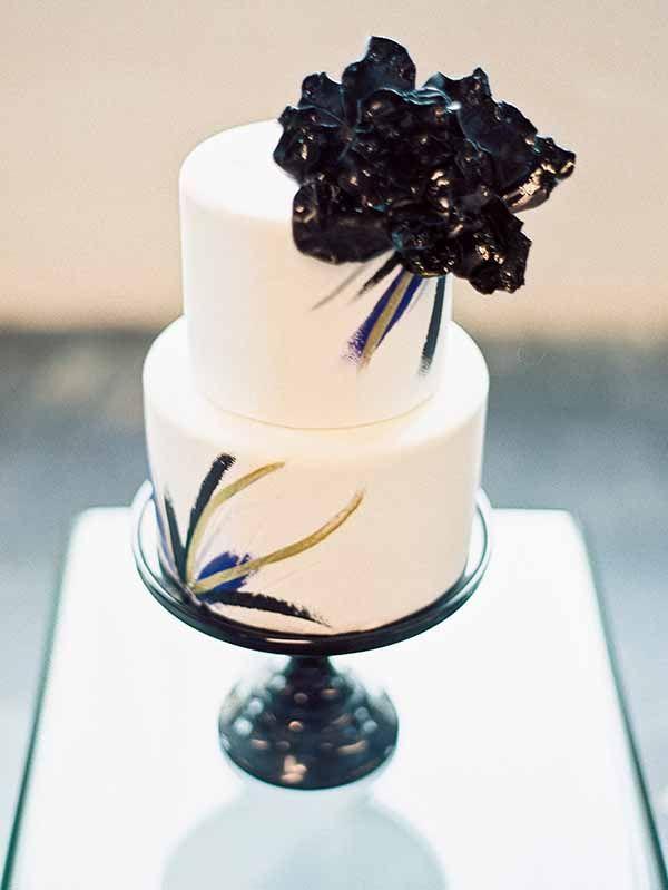 Hochzeit - City Chic – A Modern Glam Wedding Shoot In Black, White, And Purple
