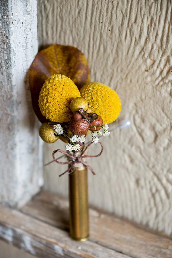 Mariage - Rifle Shell Boutonniere (Billy Ball / Babies Breath)