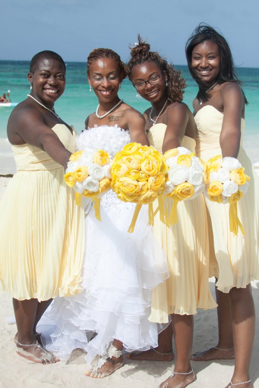 Mariage - Yellow white bouquet, Yellow Ranunculus, White Ranunculus, Yellow Bouquet,  White Yellow wedding, Yellow Boutonniere, Yellow Kissing Ball