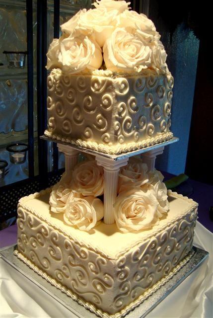 Mariage - Creamy Flowers Wedding Cake