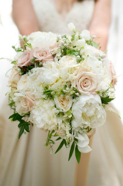 Hochzeit - Cream And Champange Wedding Flowers With Sahara Roses
