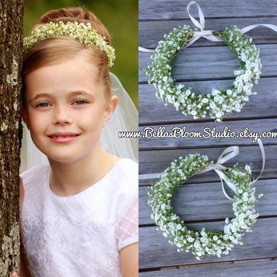 Mariage - Emma Flower Girl Headpiece bun wrap Baby's Breath Fresh Flowers, Baby Breath Hair Vine, Baby Breath crown, baby breath headpiece, Etsy