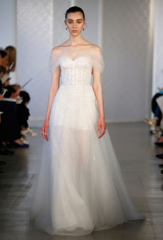 Hochzeit - The-hottest-wedding-trend-19-bridal-dresses-with-exposed-shoulders-5 - Weddingomania